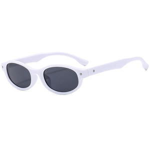 Lunettes de soleil ovales blanches modernes avec verres noirs vues sous un angle de 45°