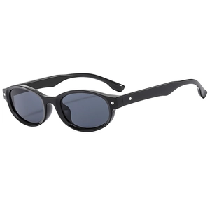 Lunettes de soleil ovales noires rétro avec clous argentés, vue d'angle à 45 degrés