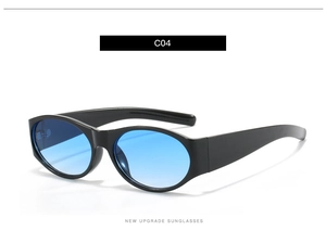 Détail de lunettes de soleil ovales rétro avec monture noire et verres dégradés