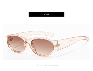 Détail de lunettes de soleil ovales marron clair avec verres dégradés et marquage CE