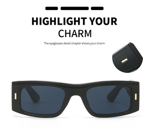 Détails de lunettes de soleil noires rectangulaires avec rivets dorés sur les branches larges