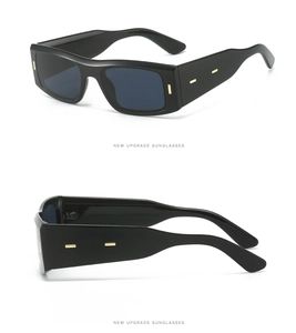 Vue détaillée de lunettes de soleil carrées noires avec branches larges et accents dorés