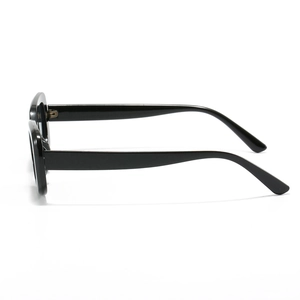 Klassische ovale Sonnenbrille mit schwarzem dickem Rahmen und eleganten Bügeln