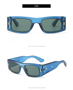 Détail des lunettes de soleil carrées C05 bleu translucide avec accent doré