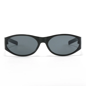 Lunettes de soleil ovales classiques à monture large noire avec finition polie