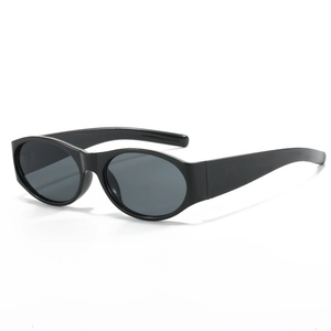 Lunettes de soleil ovales noires classiques avec monture large et style rétro chic