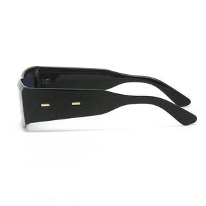 Lunettes de soleil rectangulaires noires modernes avec branches larges et détails dorés