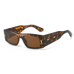 Lunettes de soleil rectangulaires vintage en écaille avec verres bruns et détails dorés