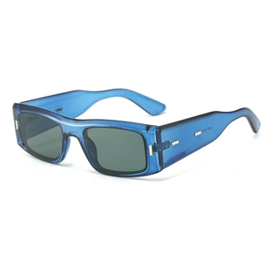 Lunettes de soleil rectangulaires avec monture bleue et verres vert foncé
