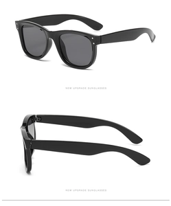 Details der schwarzen Oversized-Sonnenbrille mit Silbernieten und glatten Bügeln