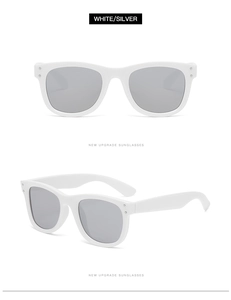 Detailansicht der weißen quadratischen Sonnenbrille mit silbernen Gläsern und Metallnieten