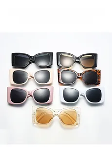 Présentation de sept options de couleurs pour ces lunettes de soleil tendance à branches larges