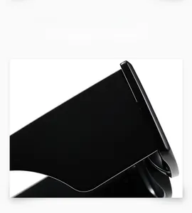 Détail de lunettes de soleil à branches larges avec une finition noire brillante
