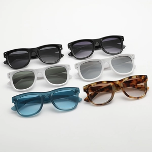 Sechs quadratische Retro-Oversize-Sonnenbrillen in verschiedenen Farben mit Metallnieten