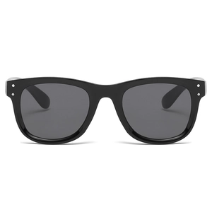 Klassische Retro-Quadrat-Sonnenbrille mit schwarzem Rahmen und silbernen Nieten-Details