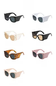 Lunettes de soleil carrées à branches larges en noir, blanc, rose et marron mat