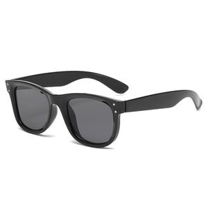 Klassische schwarze Oversize-Quadrat-Sonnenbrille mit dickem Rahmen und Silbernieten