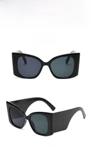 Vues de face et à 45 degrés de lunettes de soleil carrées noires avec verres gris foncé
