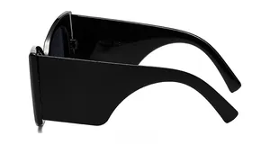 Détail des branches larges noires et du numéro de modèle JH18193 sur lunettes de soleil XXL