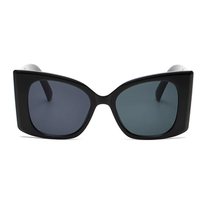 Lunettes de soleil oversize noires tendance avec larges branches et verres œil-de-chat