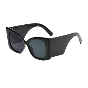 Lunettes de soleil oversize tendance avec monture noire à branches larges et verres gris