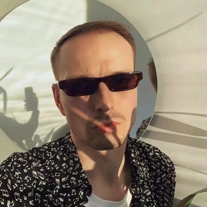 Gros plan de lunettes de soleil rectangulaires rétro avec verres foncés sur un mannequin