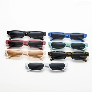 Lot de sept lunettes de soleil rectangulaires rétro en noir, blanc et écaille