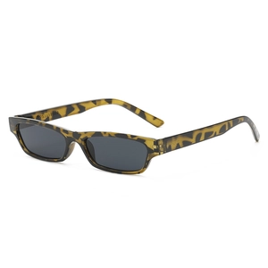 Lunettes de soleil rétro à monture étroite en écaille de tortue et verres gris foncé