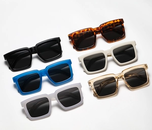 Collection de lunettes de soleil carrées oversize en noir, bleu, blanc, léopard et beige