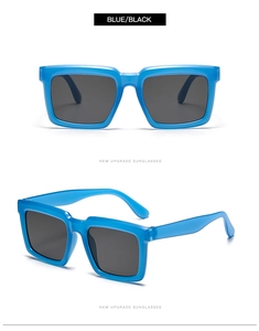 Vue détaillée de la monture carrée bleue et verres gris pour lunettes de soleil oversize