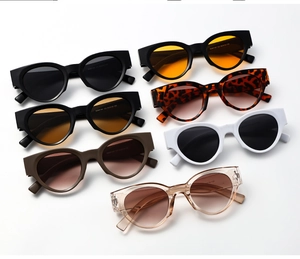 Dettaglio di sette paia di occhiali da sole vintage cat-eye in vari colori di montatura