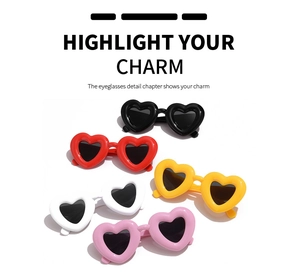 Vue à plat de lunettes de soleil en forme de cœur en noir, rouge, jaune, blanc et rose