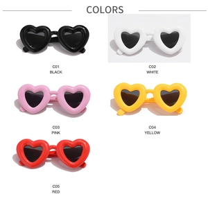 Vue détaillée de lunettes de soleil en forme de cœur avec monture épaisse en cinq couleurs