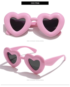 Vues détaillées des lunettes de soleil coeur rose avec monture épaisse et verres foncés