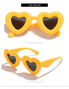 Gros plan sur des lunettes de soleil en forme de cœur jaunes avec une monture épaisse