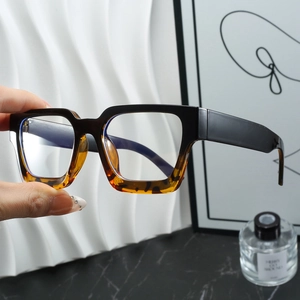 Nahaufnahme der übergroßen quadratischen Brille mit Blaulichtfilter und Farbverlauf
