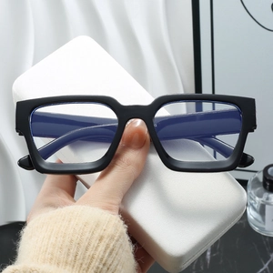 Übergroße quadratische schwarze Blaulichtfilter Brille mit strukturiertem weißem Etui