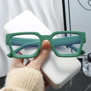 Nahaufnahme der matt dunkelgrünen Oversize-Quadratbrille mit Blaulichtfilter-Linsen