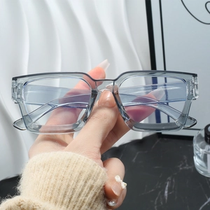 Detail der übergroßen quadratischen Blaulichtbrille mit stilvollem, transparentem graublauem Rahmen