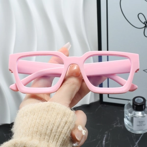 Details einer handgehaltenen rosa quadratischen Oversize-Brille mit Blaulichtfilter