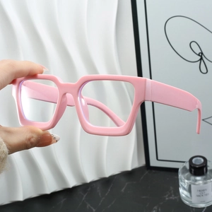 Detailansicht der rosa übergroßen quadratischen Brille mit dickem Rahmen und Blaulichtfilter