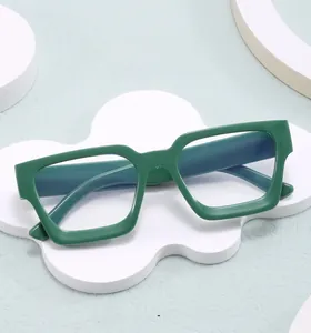 Detail der leuchtend grünen quadratischen Brille mit UV-Schutz auf einem Wolkendisplay