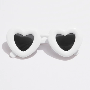 Lunettes de soleil cœur blanches à monture épaisse et verres foncés protection UV