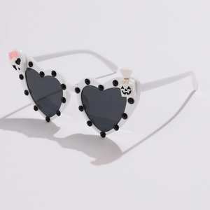 Occhiali da sole a cuore Halloween con ciondoli teschio e zucca su montatura bianca a pois