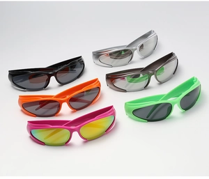 Six paires de lunettes de soleil Y2K enveloppantes aux tons métalliques avec UV400