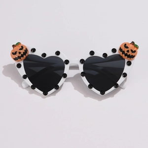 Dettaglio di occhiali da sole a cuore con zucche e borchie nere per Halloween