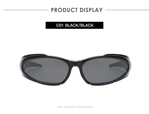 Vue de face de lunettes de soleil sport Y2K noires avec texte modèle C01 sur gris