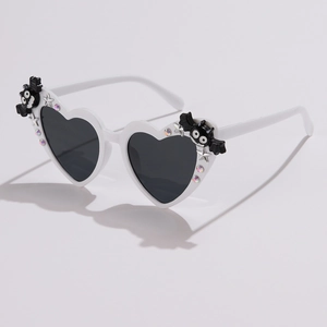 Occhiali da sole Halloween a cuore bianchi con ali di pipistrello e strass