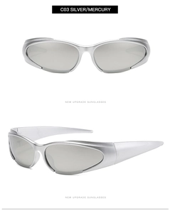 Détail des lunettes de soleil futuristes Y2K avec des verres miroir argentés premium