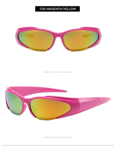 Détail de lunettes de soleil de sport Y2K magenta avec verres miroirs orange et design profilé